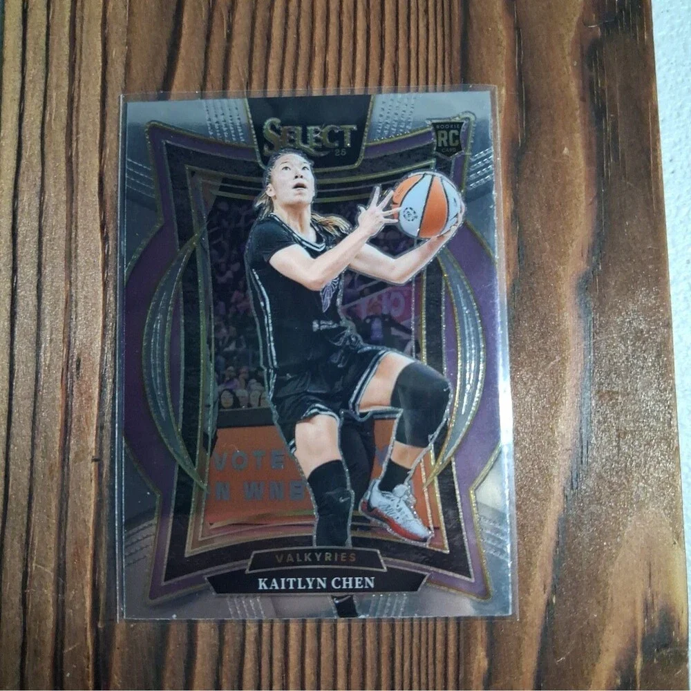 2025 Panini Select WNBA - Concourse Kaitlyn Chen #74 Silver Prizm (RC)